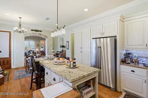 Kitchen - 600 Bauxite Cv, Brandon, MS 39047 photo 2 of 4