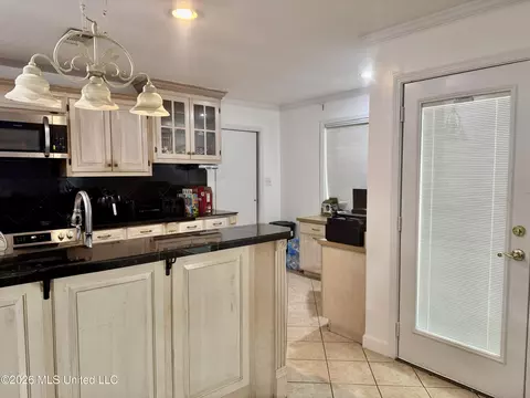 Kitchen - 109 N Meadow Rd, Natchez, MS 39120 photo 4 of 6
