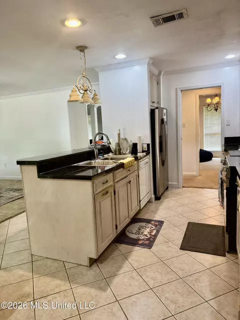 Kitchen - 109 N Meadow Rd, Natchez, MS 39120 photo 5 of 6