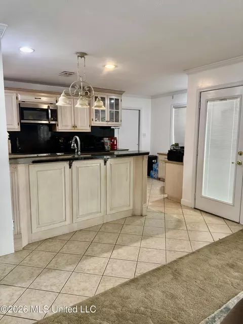 Kitchen - 109 N Meadow Rd, Natchez, MS 39120 photo 3 of 6