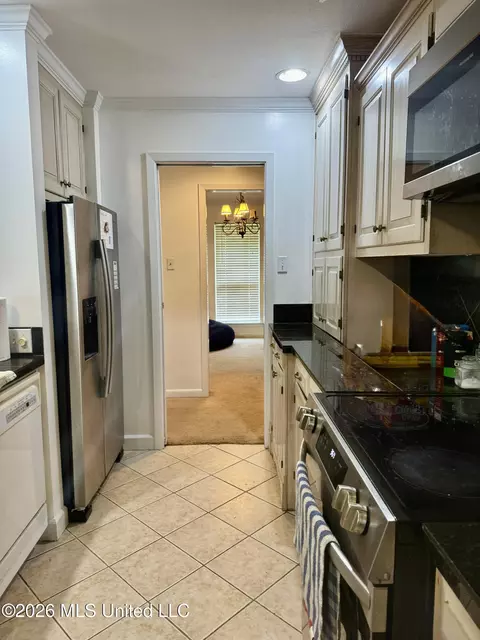 Kitchen - 109 N Meadow Rd, Natchez, MS 39120 photo 6 of 6
