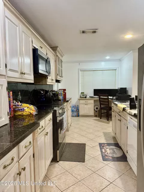 Kitchen - 109 N Meadow Rd, Natchez, MS 39120 photo 1 of 6