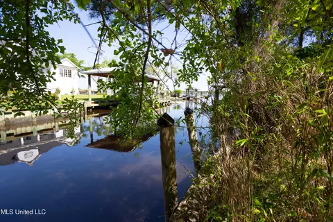 1305 Cove Ave, Ocean Springs, MS 39564