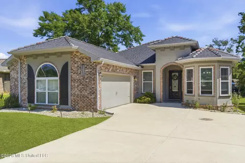 Exterior - 87112 Highpoint Dr, Diamondhead, MS 39525 photo 2 of 11