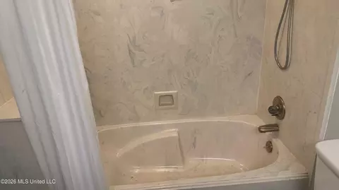 Bath - 116 Meadowview Dr, Brandon, MS 39047 photo 5 of 6