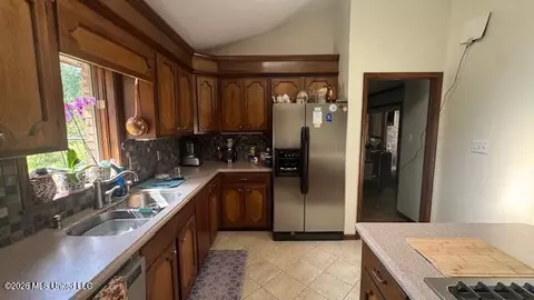 Kitchen - 116 Meadowview Dr, Brandon, MS 39047 photo 2 of 3