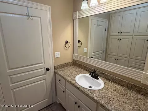 Bath - 273 Cornerstone Dr, Brandon, MS 39042 photo 6 of 7