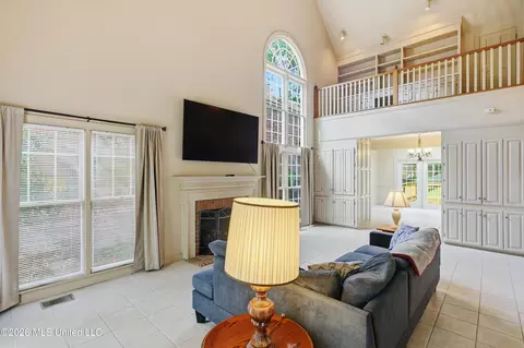 Living - 9 Avery Cir, Jackson, MS 39211 photo 3 of 4