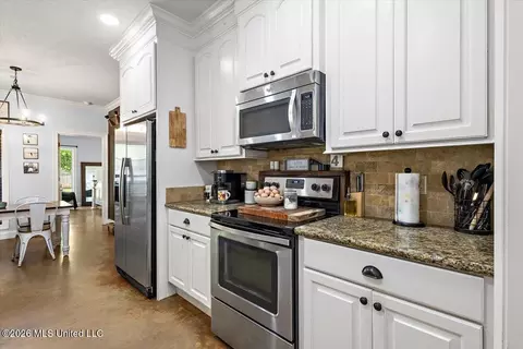 Kitchen - 434 Pecan Cir, Brandon, MS 39042 photo 2 of 2