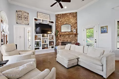 Living - 434 Pecan Cir, Brandon, MS 39042 photo 2 of 2