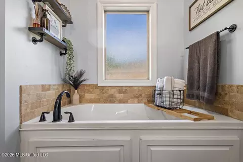 Bath - 434 Pecan Cir, Brandon, MS 39042 photo 2 of 4