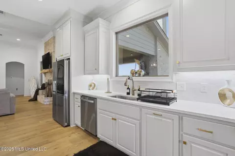 Kitchen - 230 Lost Oak Ln, Brandon, MS 39047 photo 5 of 5