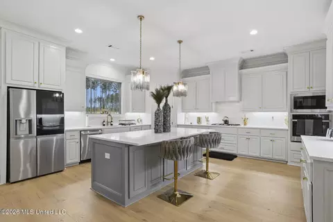Kitchen - 230 Lost Oak Ln, Brandon, MS 39047 photo 2 of 5