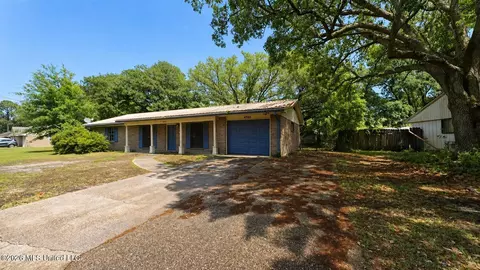 4502 Robinhood Dr, Pascagoula, MS 39581