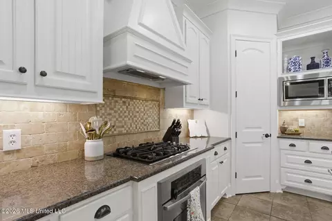 Kitchen - 124 Grayhawk Dr, Madison, MS 39110 photo 3 of 4