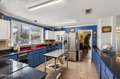 Kitchen - 88386 E Diamondhead Dr, Diamondhead, MS 39525 photo 1 of 7