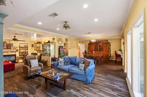 Living - 88386 E Diamondhead Dr, Diamondhead, MS 39525 photo 4 of 5
