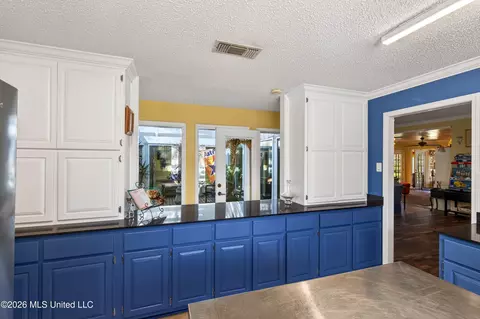 Kitchen - 88386 E Diamondhead Dr, Diamondhead, MS 39525 photo 6 of 7