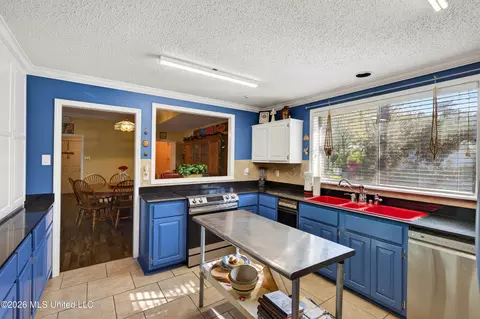 Kitchen - 88386 E Diamondhead Dr, Diamondhead, MS 39525 photo 2 of 7