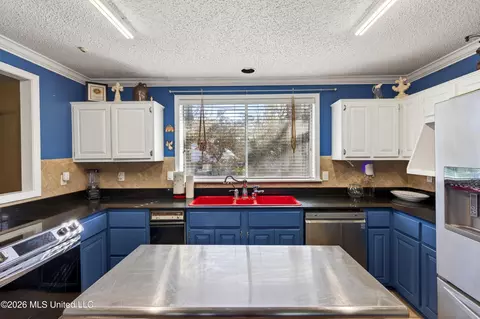 Kitchen - 88386 E Diamondhead Dr, Diamondhead, MS 39525 photo 3 of 7