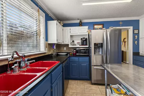 Kitchen - 88386 E Diamondhead Dr, Diamondhead, MS 39525 photo 5 of 7