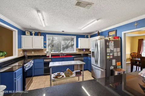 Kitchen - 88386 E Diamondhead Dr, Diamondhead, MS 39525 photo 7 of 7
