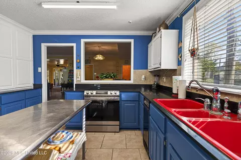 Kitchen - 88386 E Diamondhead Dr, Diamondhead, MS 39525 photo 4 of 7
