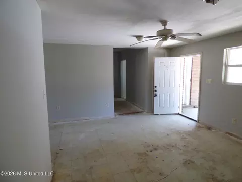 Living - 321 Saint Augustine, Mccomb, MS 39648 photo 2 of 2