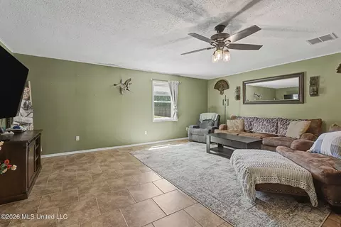 Living - 2125 Swinnea Rd, Nesbit, MS 38651 photo 2 of 2