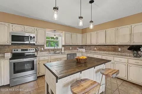 Kitchen - 2125 Swinnea Rd, Nesbit, MS 38651 photo 3 of 3