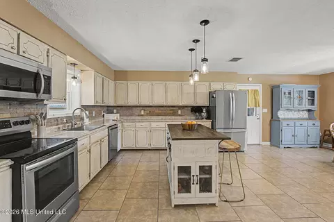 Kitchen - 2125 Swinnea Rd, Nesbit, MS 38651 photo 2 of 3