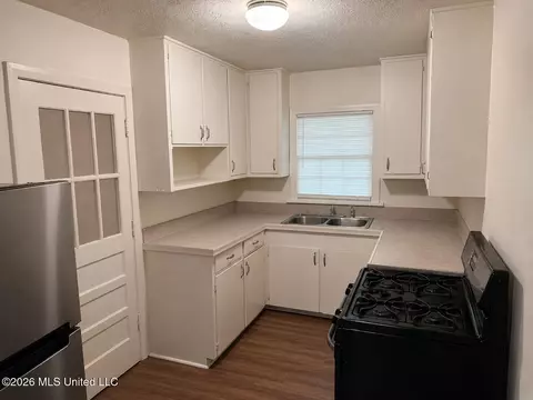 Kitchen - 668 Broadmoor Dr, Jackson, MS 39206 photo 1 of 1