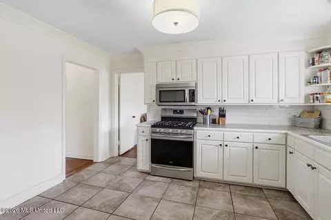Kitchen - 1055 Parkwood Pl, Jackson, MS 39206 photo 2 of 3