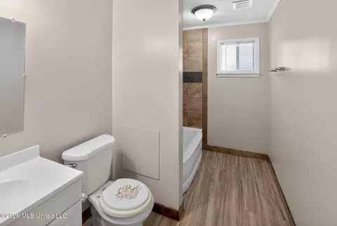 Bath - 5730 NE Imperial Dr, Jackson, MS 39211 photo 2 of 6