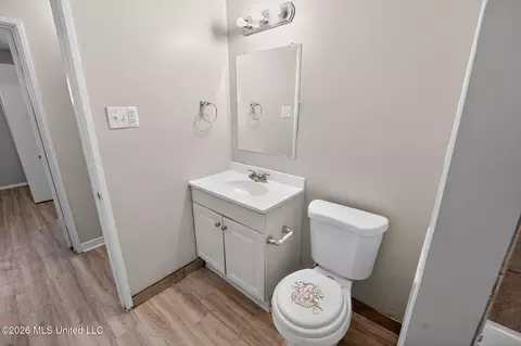 Bath - 5730 NE Imperial Dr, Jackson, MS 39211 photo 3 of 6