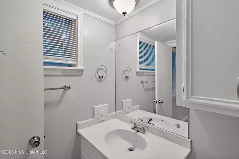 Bath - 335 Allstate Dr, Jackson, MS 39211 photo 1 of 3