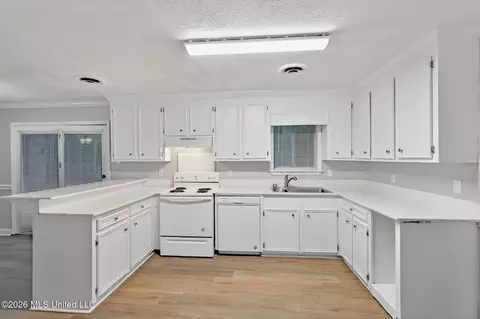 Kitchen - 335 Allstate Dr, Jackson, MS 39211 photo 1 of 3