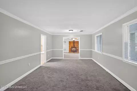 Living - 335 Allstate Dr, Jackson, MS 39211 photo 2 of 7