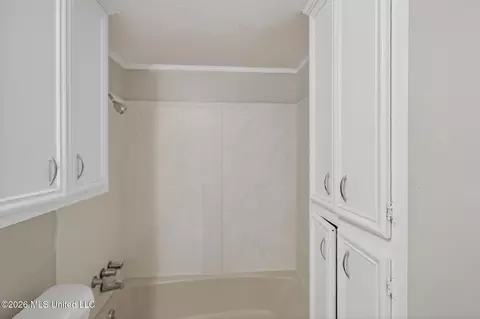 Bath - 335 Allstate Dr, Jackson, MS 39211 photo 2 of 3