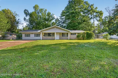 1136 Woodville Dr, Jackson, MS 39212