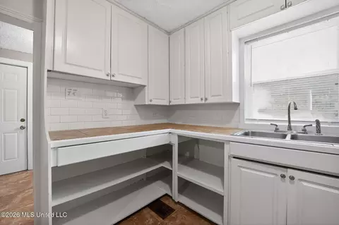 Kitchen - 4611 Normandy Dr, Jackson, MS 39206 photo 3 of 4