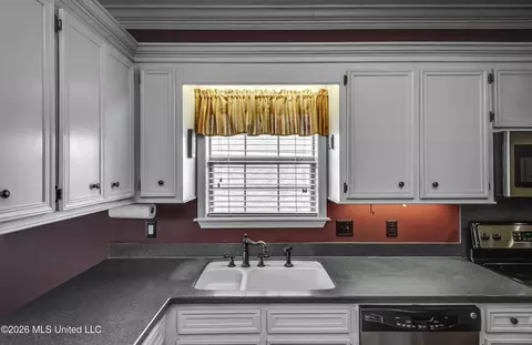 Kitchen - 219 Garden Dr, Brandon, MS 39042 photo 3 of 5