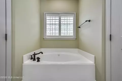Bath - 219 Garden Dr, Brandon, MS 39042 photo 4 of 7