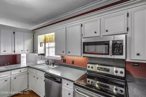 Kitchen - 219 Garden Dr, Brandon, MS 39042 photo 5 of 5