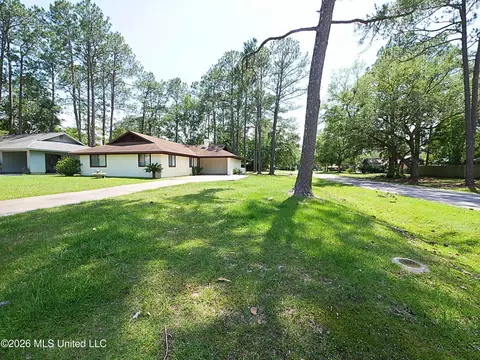 1 Quail Creek Dr, Diamondhead, MS 39525