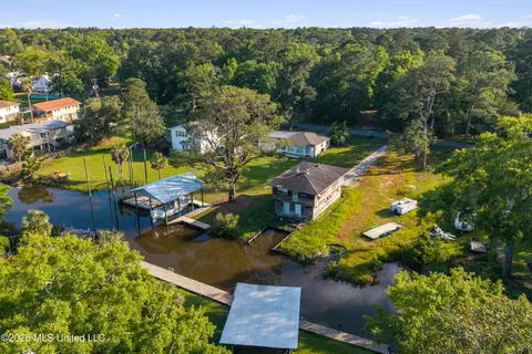 5548 Dead River Rd, Gautier, MS 39553
