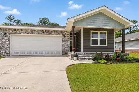 1129 Pine St, Ocean Springs, MS 39564