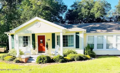 115 NW 4th St, Magee, MS 39111