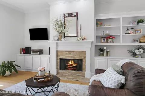 Living - 113 Sandstone Dr, Brandon, MS 39047 photo 2 of 2