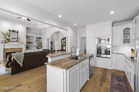 Kitchen - 113 Sandstone Dr, Brandon, MS 39047 photo 3 of 6